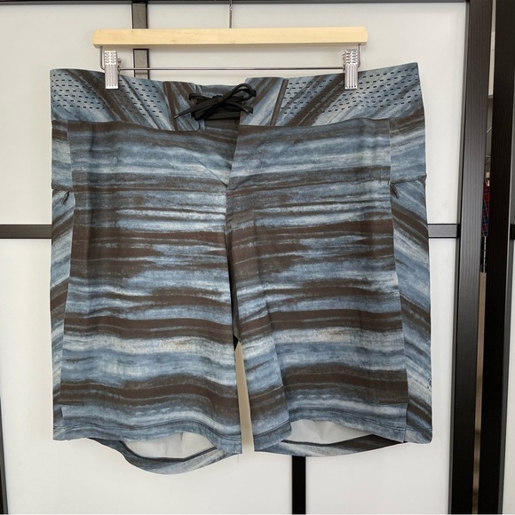 𝅺[36] Men’s Lululemon Swim Trunks Channel Cross Short 7” In High Tide Multi - Picture 5 of 11